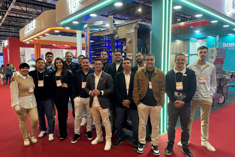 Equipe Honor Automation em feira de negócios